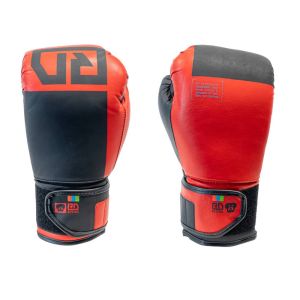 Gants De Boxe Rouges Suspendus. Accessoire Pour Boxeur. Équipement