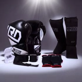 Kit de BOXE THAÏ :
Gants TRAINING V4602
Protege dents
Mitaines ou Bandes en 350cm
Protège tibias V3843 Noir, Rouge et Bleu
