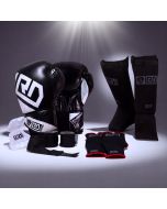 Kit de BOXE THA&Iuml; :
Gants TRAINING V4602
Protege dents
Mitaines ou Bandes en 350cm
Prot&egrave;ge tibias V3843 Noir, Rouge et Bleu
