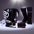 Kit de BOXE THA&Iuml; :
Gants TRAINING V4602
Protege dents
Mitaines ou Bandes en 350cm
Prot&egrave;ge tibias V3843 Noir, Rouge et Bleu
