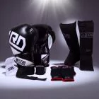 Kit de BOXE THAÏ :
Gants TRAINING V4602
Protege dents
Mitaines ou Bandes en 350cm
Protège tibias V3843 Noir, Rouge et Bleu
